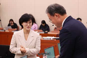 [포토] 의원들과 인사 나누는 원민경 여성가족부 장관 후보자