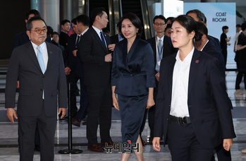 [포토] 프리즈 키아프 전시장 찾은 김혜경 여사