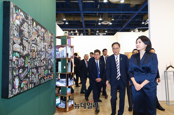 [포토] 키아프 전시장 관람하는 김혜경 여사