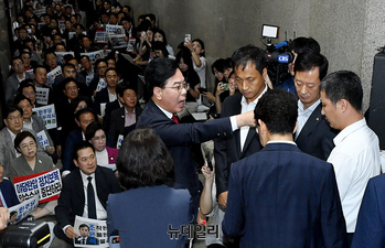 [포토] 특검 압수수색에 항의하는 송언석 원내대표