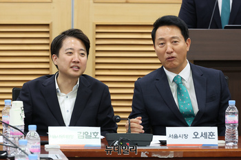 [포토] 대화 나누는 오세훈 시장과 이준석 대표