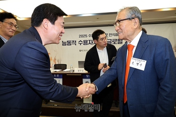 [포토] 인사나누는 손병두 이사장-김선동 전 의원