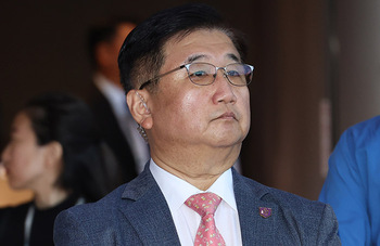 [포토] 프리즈 서울 개막식, 경호하는 박관천 정책관