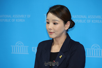 [포토] 기자들의 질문에 답하는 강미정 조국혁신당 대변인