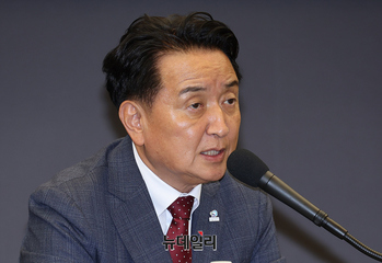 [포토] 제천 천연물엑스포 소개하는 김영환 충북지사