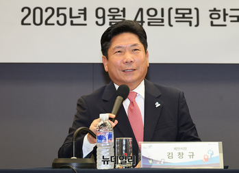 [포토] 제천천연물엑스포 소개하는 김창규 제천시장