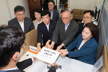 [포토] 민주·조국·진보 초선 나경원 징계안 제출
