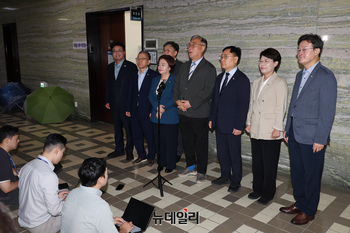 [포토] 나경원 의원 징계요구안 제출 이유 설명하는 초선 의원들