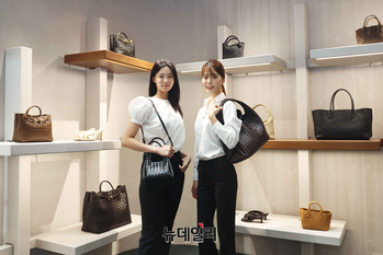 [포토] 신세계백화점 강남점 '보테가 베네타' 인트레치아토 50주년 팝업 오픈