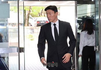 [포토] 불법촬영 항소심 출석하는 황의조 선수