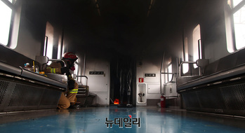 [포토] 객차 내 가득 찬 화재연기 
