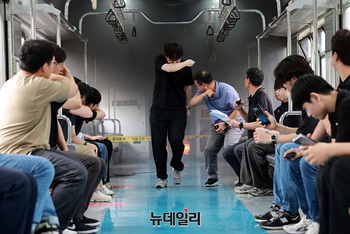 [포토] 전동차 화재시연, 대피하는 직원들 