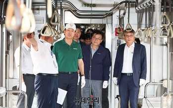 [포토] 전동차 내부 둘러보는 오세훈 시장 