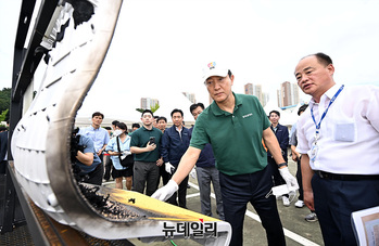 [포토] 방염 성능 확인하는 오세훈 시장 