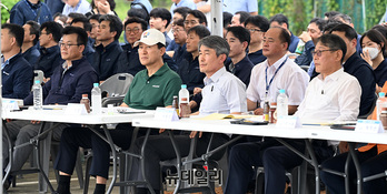 [포토] 전동차 화재시연 참관하는 오세훈 서울시장 