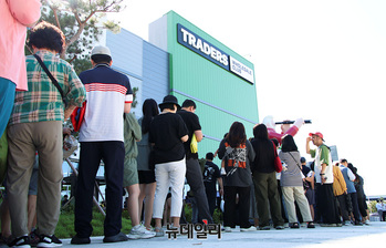 [포토] 트레이더스 구월점 오픈...이른 아침부터 줄 선 고객들