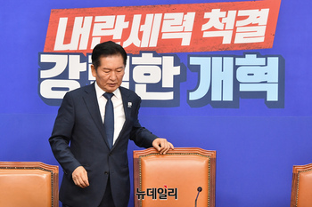 [포토] 회의 참석하는 정청래 더불어민주당 대표