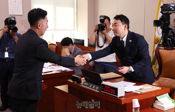 [포토] 선서문 제출하는 이희동 부산고검 검사