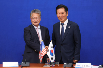 [포토] 기념촬영 하는 정청래 대표와 조셉 윤 주한미국대사대리