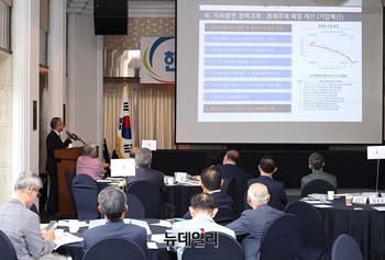 [포토] 발제하는 김용하 순천향대 교수