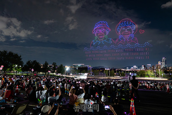 [영상] 하늘 수놓는 '케데헌' 드론쇼 