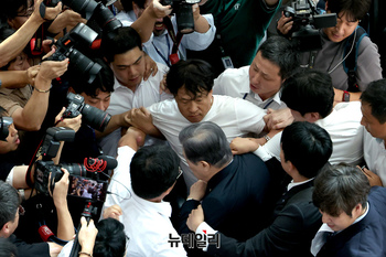 [포토] 김형석 독립기념관장에게 달려드는 시민단체 회원