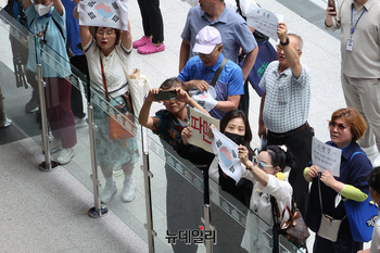 [포토] 김형석 독림기념관장 사퇴 구호 외치는 역사독립국민행동 회원들