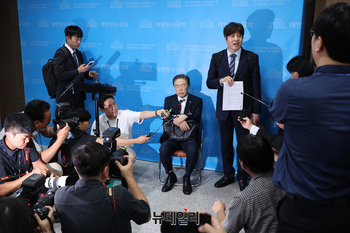 [포토] 기자회견 기다리는 김형석 독립기념관장