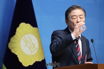 [포토] 물 마시는 김형석 독립기념관장