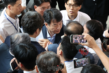 [포토] 김형석 독립기념관장에 황의 하는 문진석 민주당 의원