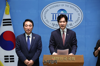 [포토] 회동 결과 브리핑하는 여야 수석대변인