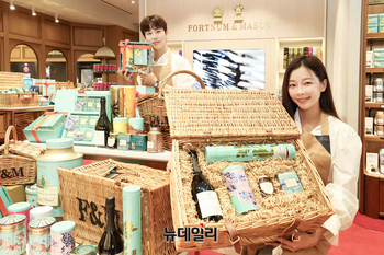 [포토] 신세계백화점 "피크닉 가방에 담긴 추석 선물세트 만나보세요"