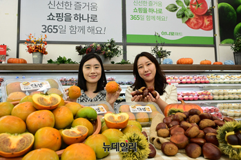 [포토] 농협유통 하나로마트 '가을 대표과일 '햇단감·햇밤' 올해 첫 판매'
