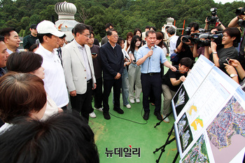 [포토] 백사마을 사업현황 보고받는 오세훈 서울시장 
