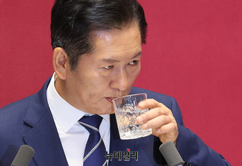 [포토] 국힘 바라보며 물 마시는 정청래 민주당 대표