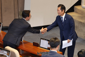 [포토] 악수 나누는 정청래 대표와 김민석 총리