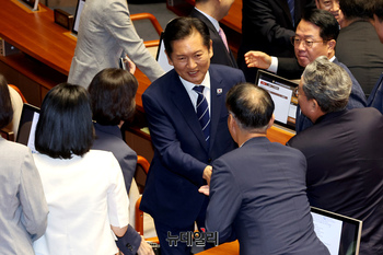 [포토] 의원들과 악수 나누는 정청래 더불어민주당 대표