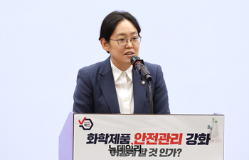 [포토] 화학제품 안전 토론회서 인사말 하는 조지연 의원