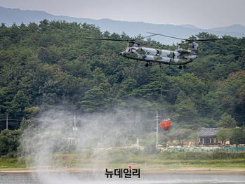 [포토] 극심 가뭄에 목마른 강릉...군 헬기 투입해 긴급 급수