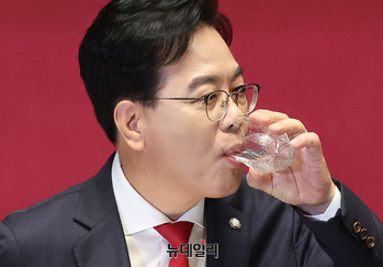 [포토] 물 마시는 송언석 국민의힘 원내대표