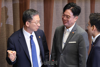 [포토] 대화 나누는 정성호 법무부 장관과 김영훈 고용노동부 장관