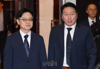 [포토] 제조AX 얼라이언스 출범식 입장하는 김정관 장관-최태원 회장