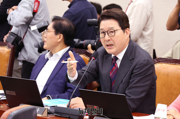 [포토] 법사위서 토론하는 신동욱 국민의힘 의원