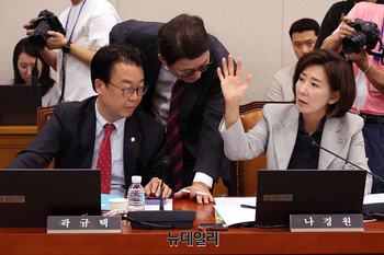 [포토] 대화 나누는 나경원·곽규택·신동욱 국민의힘 의원