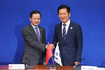 [포토] 다이빙 주한중국대사와 기념촬영 하는 정청래 대표