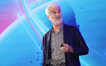 [포토] 강연하는 마틴 에버하드 테슬라 공동창업자