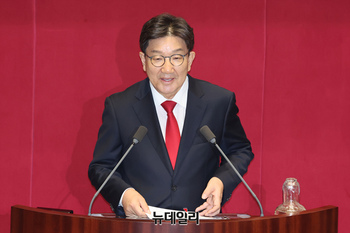 [포토] 야유에 옅은 미소 띄는 권성동 의원