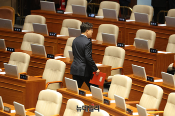 [포토] 홀로 본회의장 떠나는 권성동 국민의힘 의원