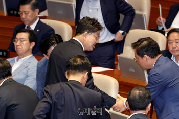 [포토] 의원들과 대화 나누는 권성동 국민의힘 의원