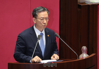 [포토] '권성동 체포동의 요청' 이유 설명하는 정성호 법무부 장관